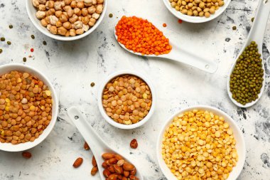 Beyaz arkaplanda farklı ham baklagiller