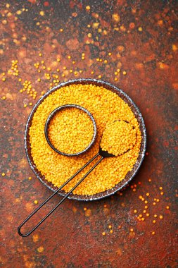 Arkaplanda çiğ mercimek