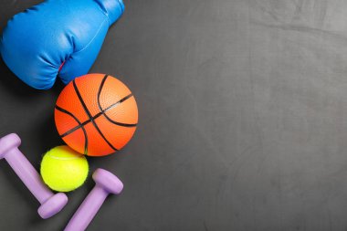 Koyu arkaplanda spor ekipmanları