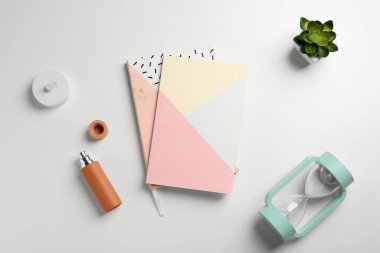 Beyaz arkaplan üzerine dizüstü bilgisayarlı kompozisyon