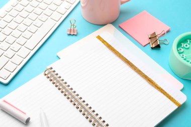 Renkli arkaplanda bilgisayar bulunan defterler