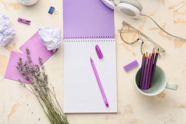 Beyaz arkaplanda dizüstü bilgisayarı olan kompozisyon