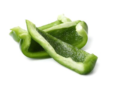 Beyaz arkaplanda dolma biberi kes