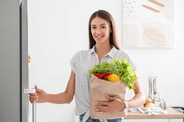 Mujer Joven Poniendo Productos Frescos Del Mercado Nevera —  Fotos de Stock