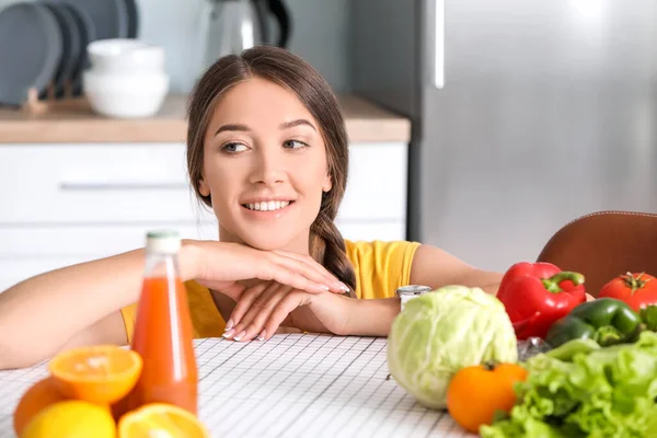 Hermosa Joven Con Productos Frescos Cocina —  Fotos de Stock