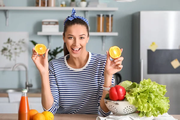 Hermosa Joven Con Productos Frescos Cocina —  Fotos de Stock