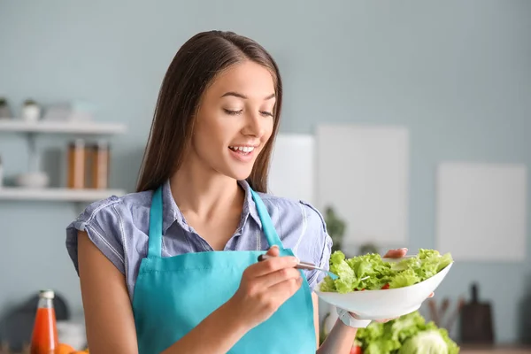 Beautiful Young Woman Eating Vegetable Salad Kitchen — Stock Photo, Image