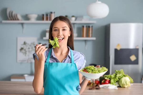 Frumoasă Femeie Tânără Care Mănâncă Salată Legume Bucătărie — Fotografie, imagine de stoc