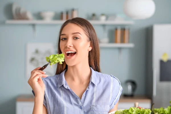 Genç Güzel Bir Kadın Mutfakta Sebze Salatası Yiyor — Stok fotoğraf