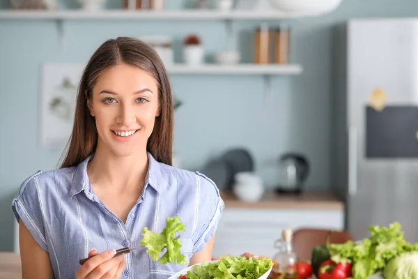Hermosa Mujer Joven Comiendo Ensalada Verduras Cocina —  Fotos de Stock