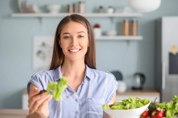 Genç Güzel Bir Kadın Mutfakta Sebze Salatası Yiyor — Stok fotoğraf