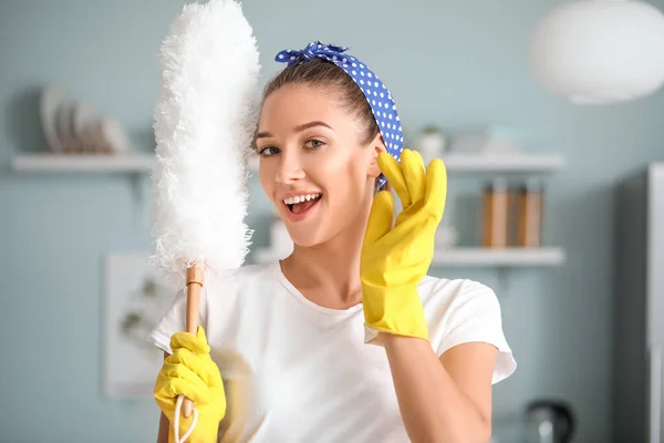 Beautiful Young Woman Cleaning Kitchen — Stock Photo, Image