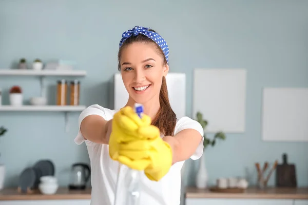 Bella Giovane Donna Pulizia Cucina — Foto Stock