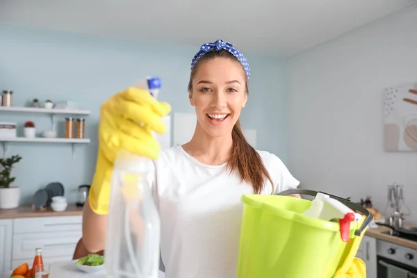 Young Woman Cleaning Supplies Kitchen — Stock Photo, Image