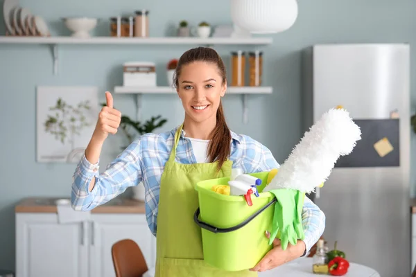 Jonge Vrouw Met Schoonmaak Benodigdheden Keuken — Stockfoto