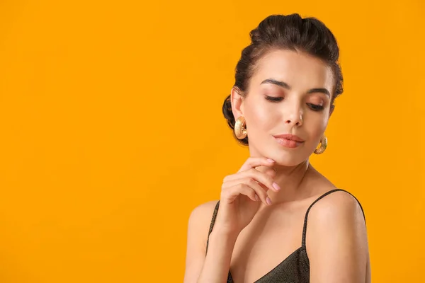 Hermosa Mujer Joven Con Peinado Elegante Sobre Fondo Color — Foto de Stock