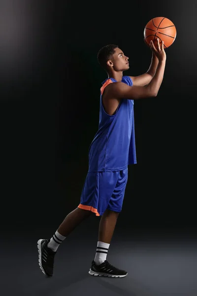 Jovem Jogador Basquete Afro Americano Fundo Escuro — Fotografia de Stock