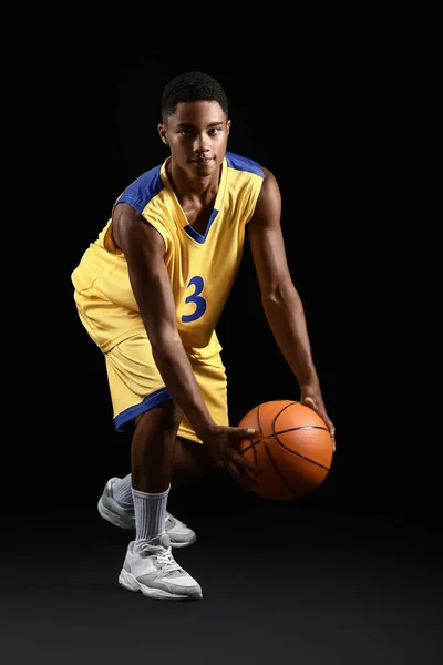 Joven Jugador Baloncesto Afroamericano Sobre Fondo Oscuro —  Fotos de Stock