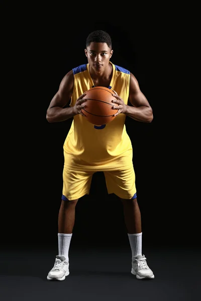 Jovem Jogador Basquete Afro Americano Fundo Escuro — Fotografia de Stock