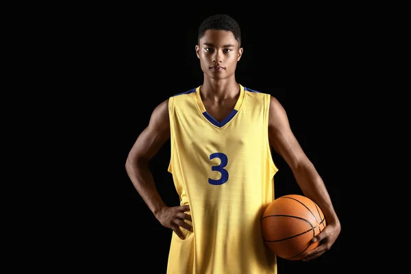 Joven Jugador Baloncesto Afroamericano Sobre Fondo Oscuro — Foto de Stock