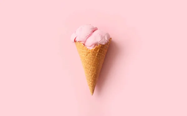 色の背景においしいイチゴアイス — ストック写真