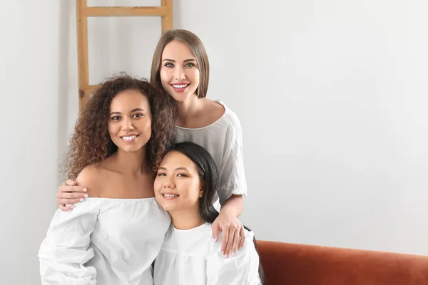 Mujeres Diferentes Nacionalidades Casa Detener Racismo — Foto de Stock