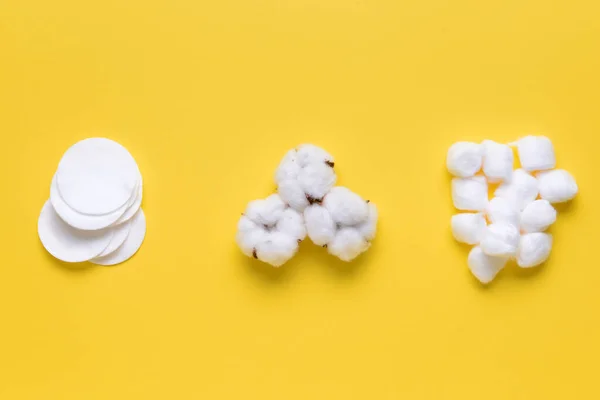 Cotton Balls Pads Flowers Color Background — Stock Photo, Image