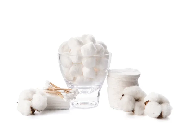 Sfere Cotone Con Cuscinetti Bastoni Sfondo Bianco — Foto Stock