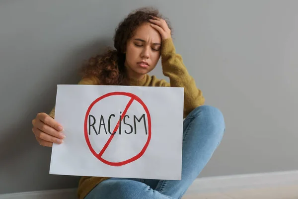 Mulher Afro Americana Triste Com Cartaz Sentado Perto Parede Cinza — Fotografia de Stock