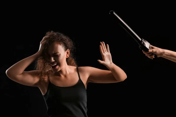 Mujer Afroamericana Asustada Persona Agresiva Sobre Fondo Oscuro Detener Racismo —  Fotos de Stock