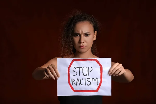 Mujer Afroamericana Enojada Con Póster Sobre Fondo Oscuro Detener Racismo — Foto de Stock