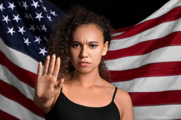 Afroamerikansk Kvinna Mot Usa Flagga Stoppa Rasism — Stockfoto