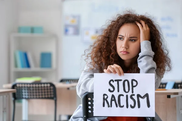 アフリカ系アメリカ人の悲しい女性で 大学でポスターを貼っています 人種差別をやめ — ストック写真