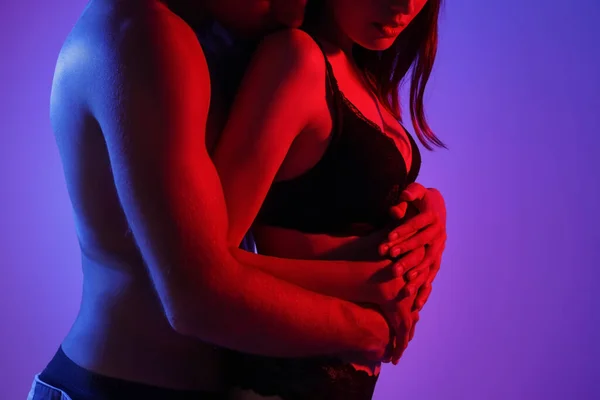 Passionné Jeune Couple Sur Fond Couleur Sombre — Photo