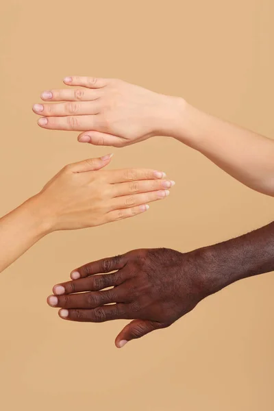 Руки Кавказьких Жінок Афро Американських Чоловіків Кольоровому Тлі Концепція Расизму — стокове фото