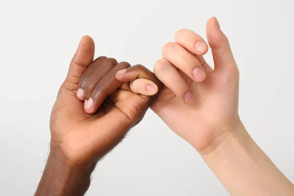 Hände Einer Kaukasischen Frau Und Eines Afroamerikanischen Mannes Auf Hellem — Stockfoto