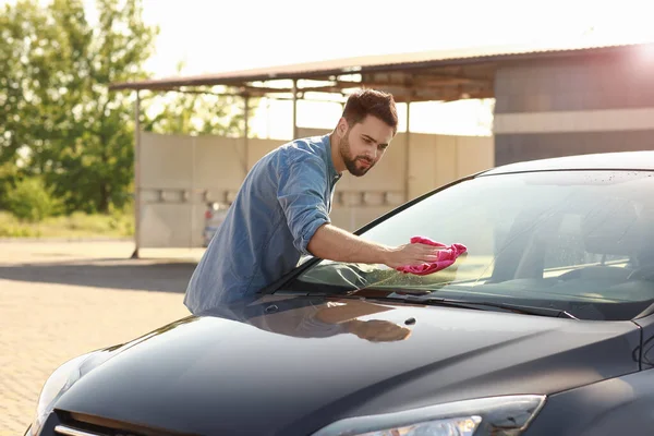 Mann Wäscht Sein Auto Freien — Stockfoto