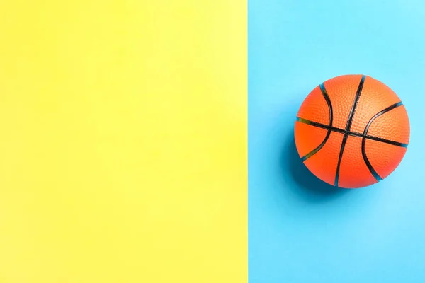 Pelota Para Jugar Baloncesto Sobre Fondo Color —  Fotos de Stock