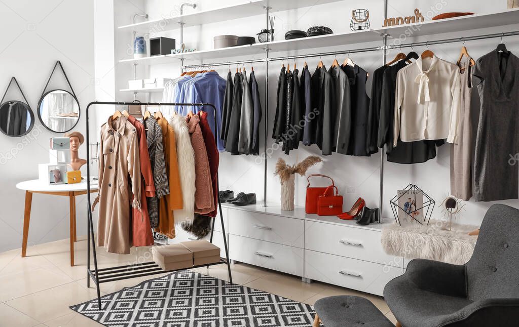 Fotos de Elegante Interior Tienda Ropa Moderna Imagen de