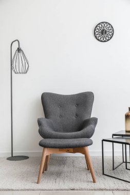 Masası, koltuğu ve koltuğu olan modern bir oda.