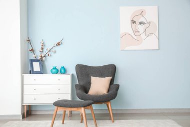 Çekmeceleri, koltuğu ve koltuğu olan modern bir oda.