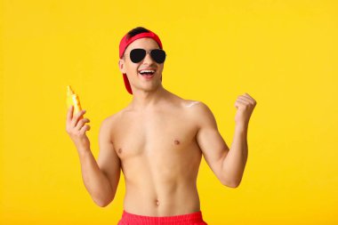 Arka planda güneş koruyucu kremi olan mutlu genç bir adam.