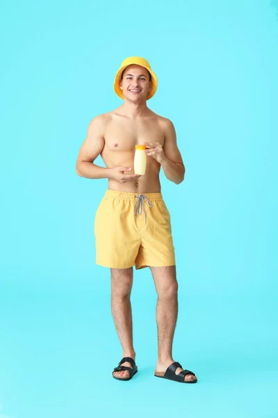 Ευτυχισμένος Νεαρός Άνδρας Αντηλιακή Κρέμα Στο Φόντο Χρώμα — Φωτογραφία Αρχείου