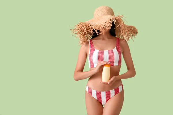 Junge Frau Mit Sonnenschutzcreme Auf Farbigem Hintergrund — Stockfoto