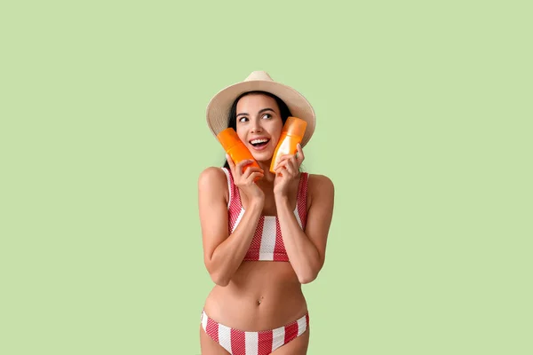 Gelukkig Jong Vrouw Met Zon Bescherming Crème Kleur Achtergrond — Stockfoto
