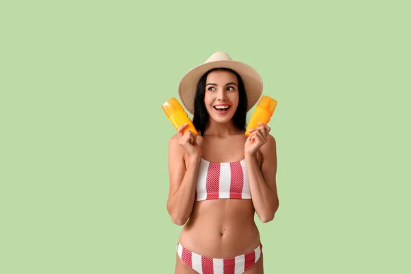 Jovem Feliz Com Creme Proteção Solar Fundo Cor — Fotografia de Stock