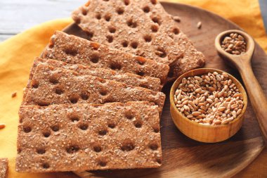 Masada çavdar gevreği tabağı, yakın plan.