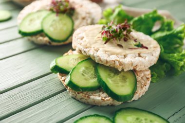 Masada salatalıklı lezzetli cips.