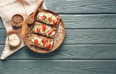 Masada domatesli, peynirli ve lahanalı cipsler.