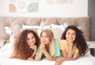 Evdeki pijama partisinde güzel genç kadınlar